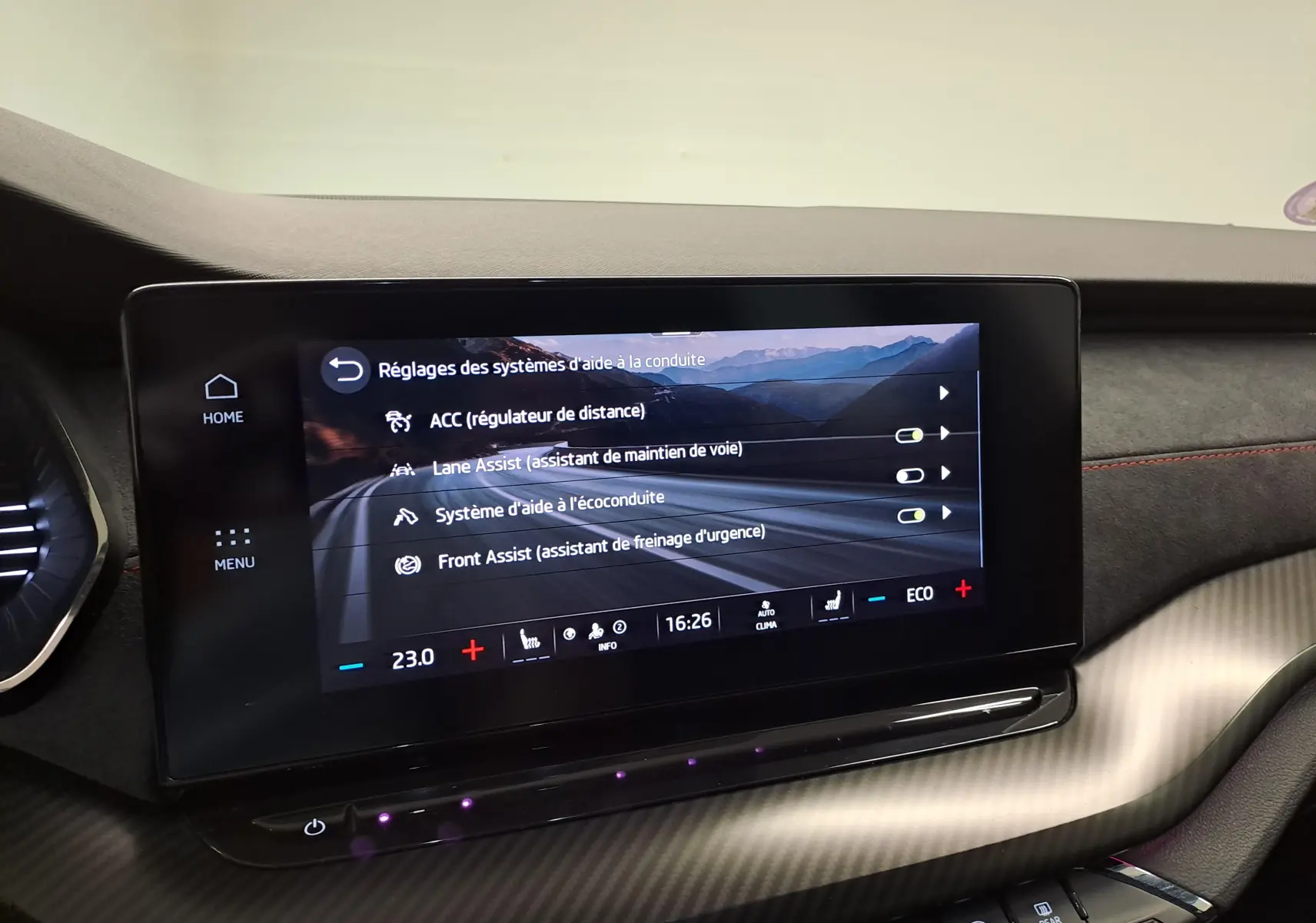 Écran central tactile du tableau de bord de la Skoda Octavia Combi 1.4 TSI PHEV 245ch avec réglages d’aide à la conduite.