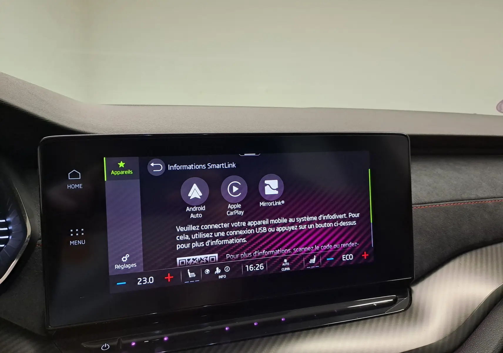 Écran tactile central de la Skoda Octavia Combi gris perle, affichant les options SmartLink avec interface connectée.