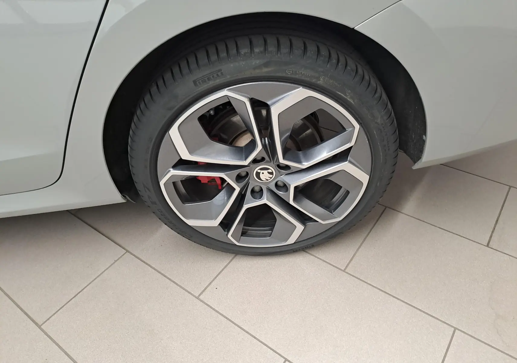 Gros plan sur la roue arrière droite d'une Skoda Octavia Combi gris perle avec jante alliage 19'' ALTAIR anthracite polie.
