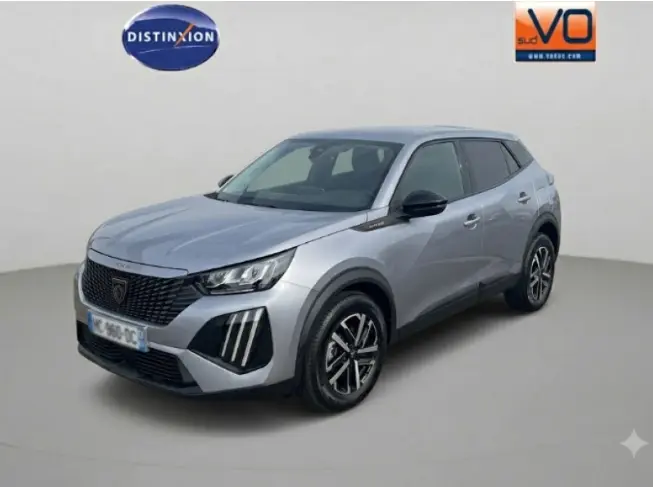 Peugeot 2008 Hybrid 145 gris en 3/4 avant droit, avec calandre noire et jantes 16 pouces distinctives.