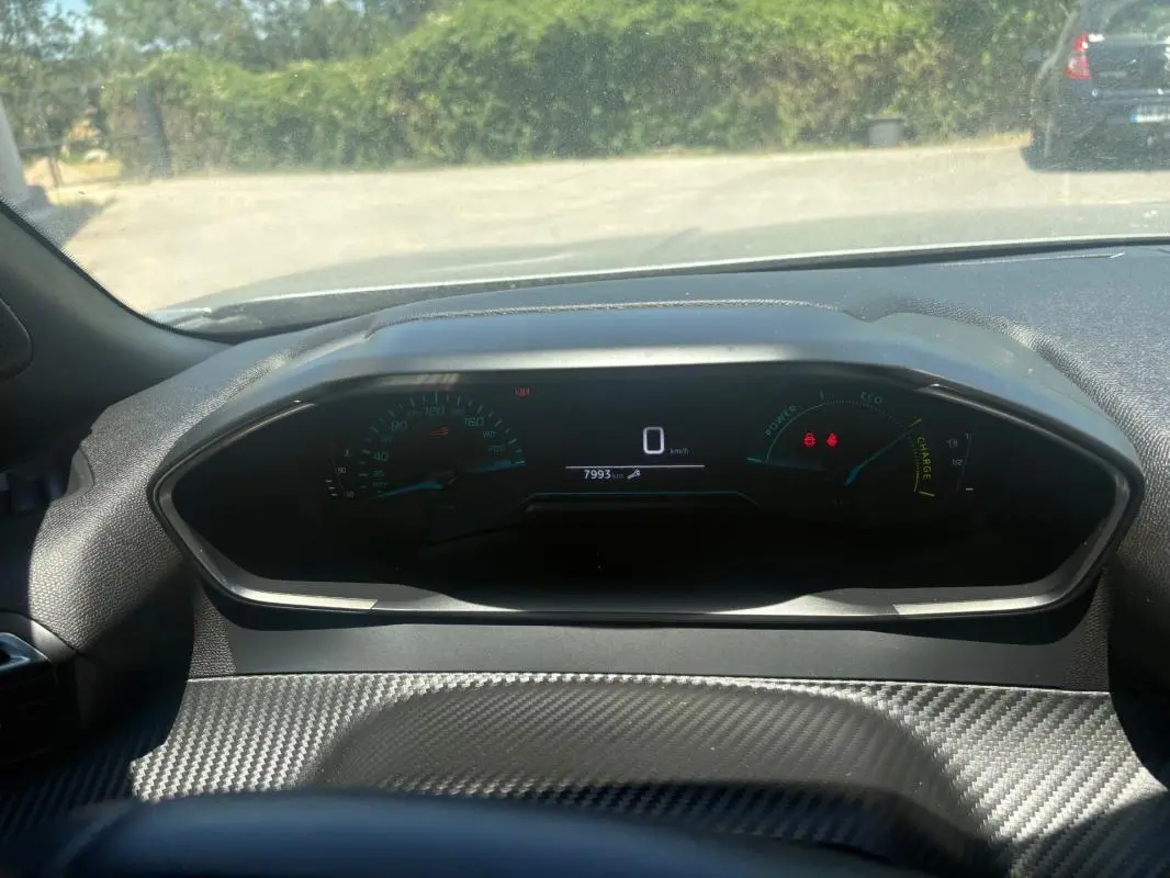 Vue rapprochée du cockpit numérique du Peugeot 2008 Hybrid 145 e-DCS6 Style 2025, avec tableau de bord moderne.