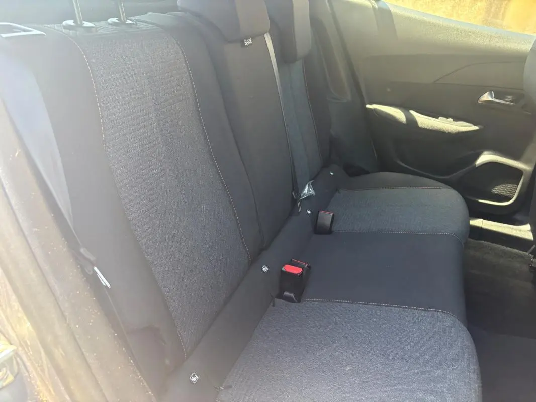 Vue intérieure côté droit des sièges arrière gris foncé du Peugeot 2008 Hybrid 145 e-DCS6 Style 2025.