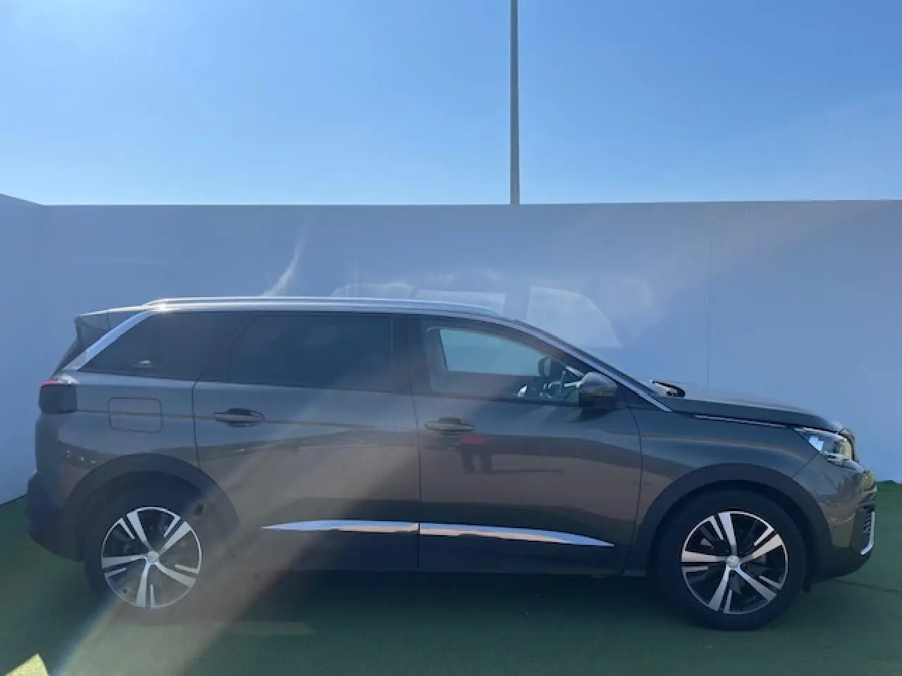 Peugeot 5008 gris amazonite vue profil côté gauche, avec jantes alliage et vitres surteintées.