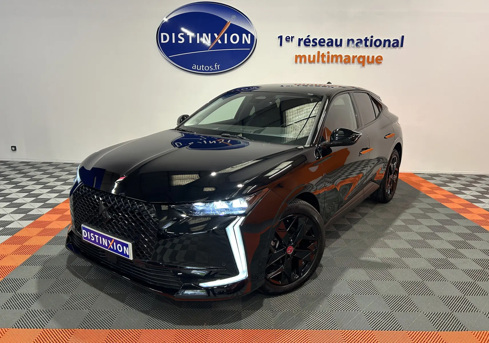 DS4 BlueHDi 130 noir Perla Nera vue 3/4 avant droit avec phares LED et jantes noires en showroom