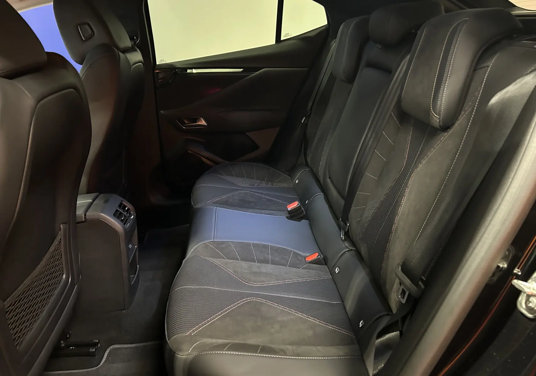 Vue intérieure arrière côté droit des sièges en cuir noir et alcantara du DS4 2024 finition Performance Line.