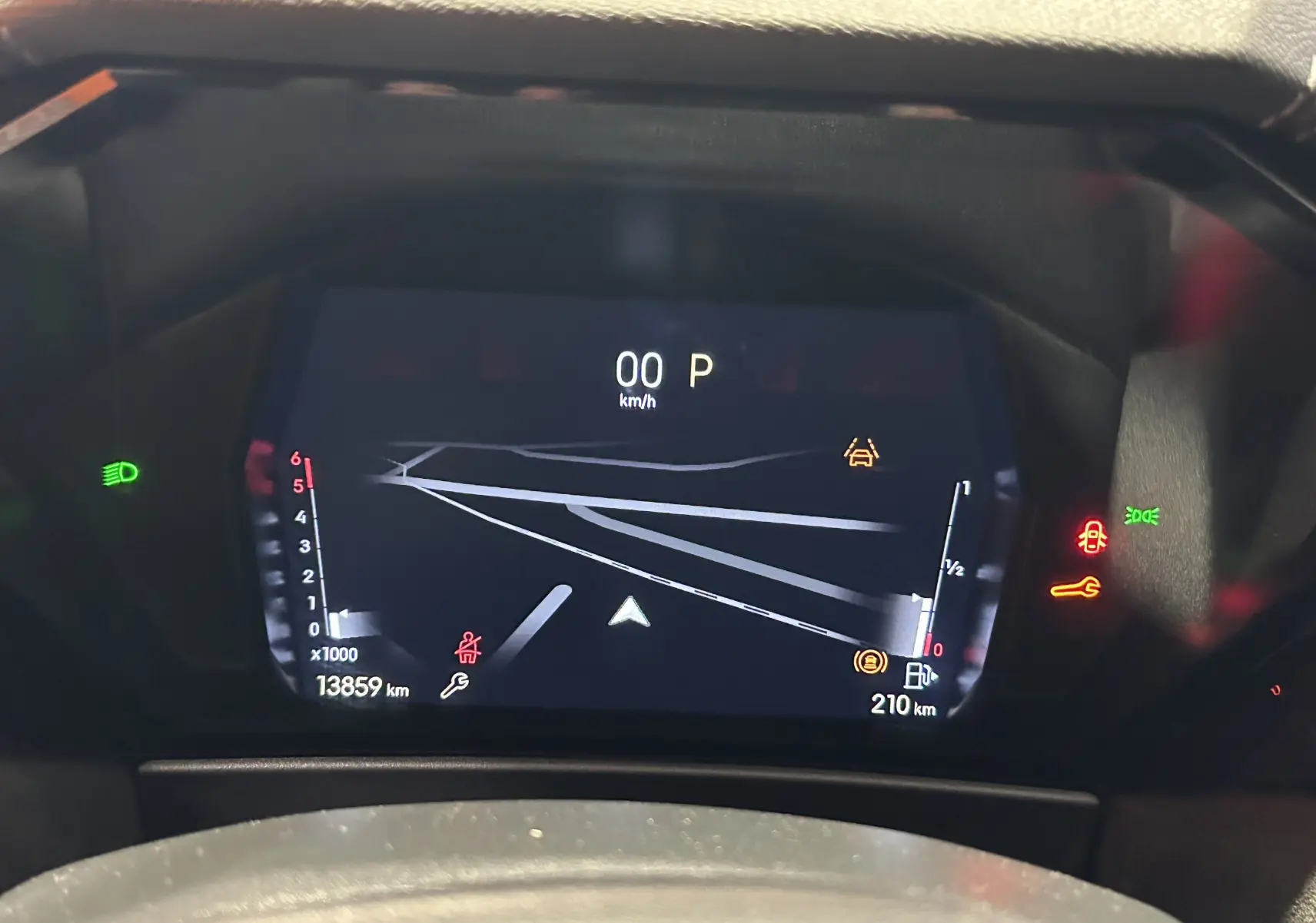 Affichage numérique du tableau de bord du DS4 2024 montrant la vitesse, la jauge de carburant et les alertes actives.