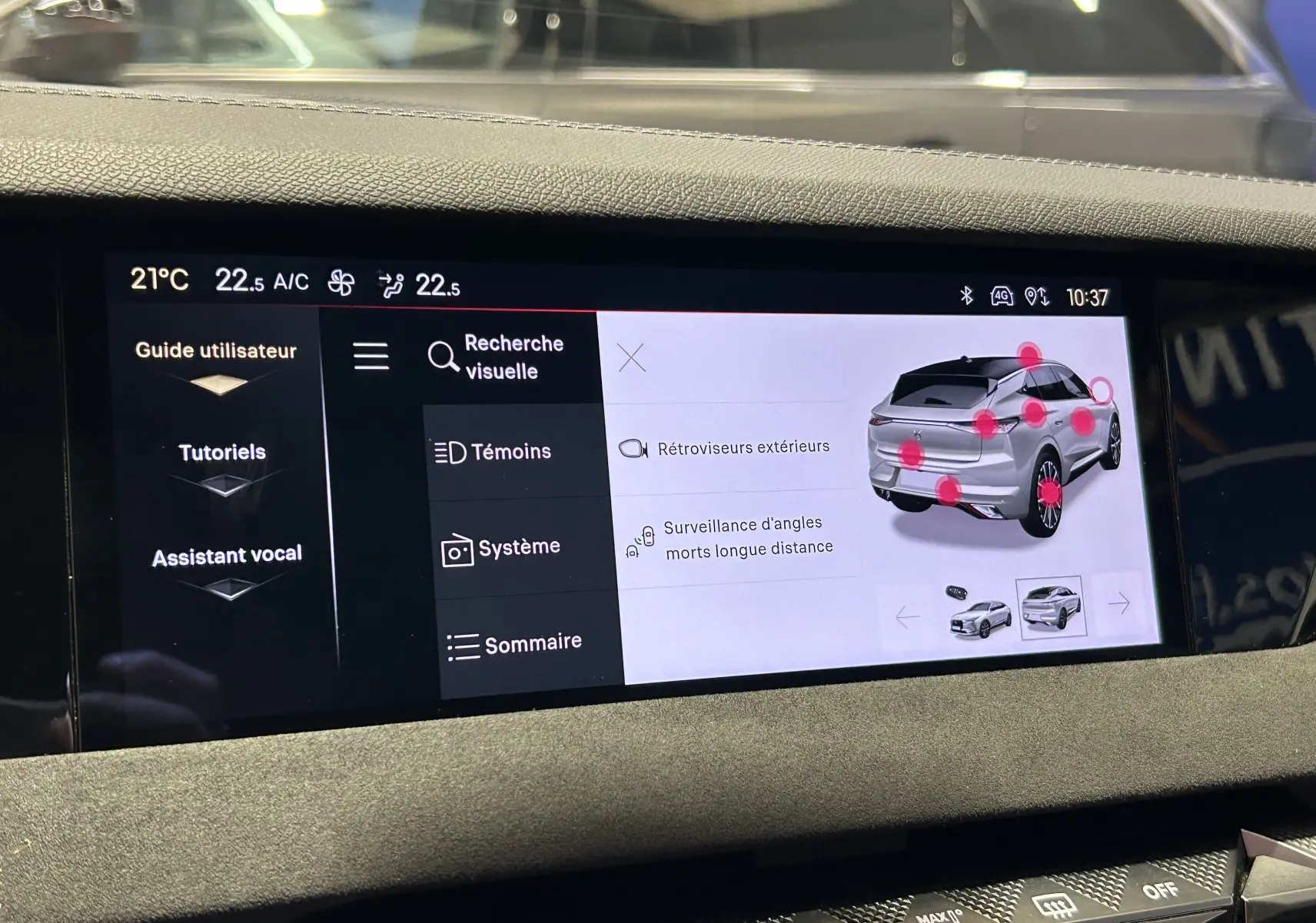 Écran tactile intérieur du DS4 2024 montrant l'assistance à la surveillance des angles morts avec illustration du véhicule gris.
