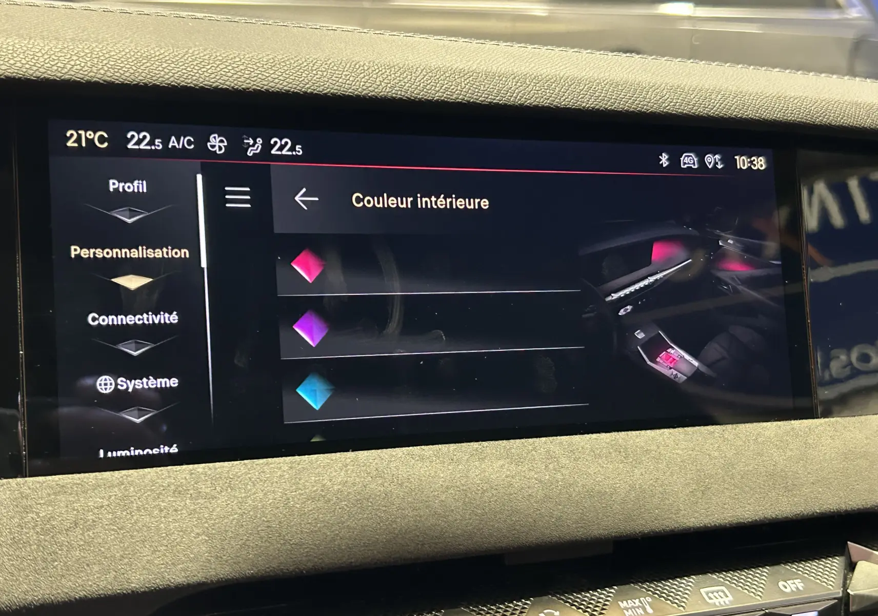 Écran tactile intérieur du DS4 2024 affichant les options de personnalisation de la couleur ambiante, vue de face.