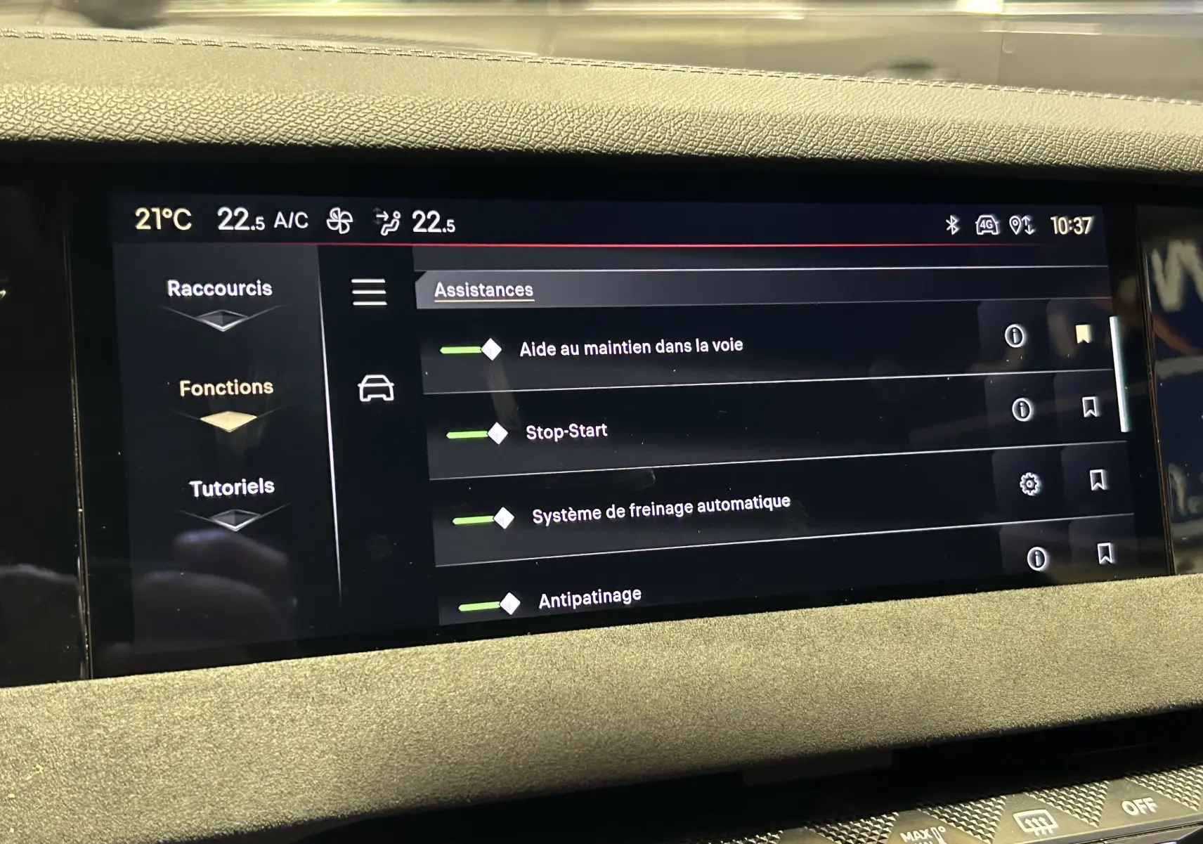 Écran tactile du système d'assistance à la conduite dans l'habitacle du DS4 2024, affichant les réglages d'aides à la conduite.