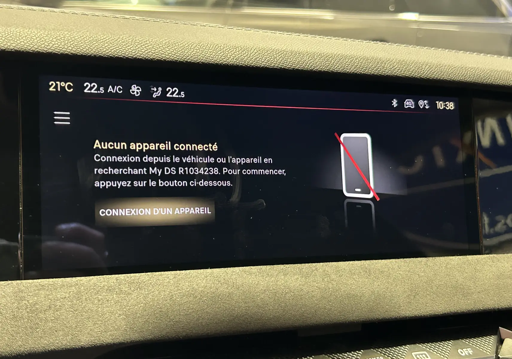 Écran tactile central du DS4 2024 affichant la connexion Bluetooth inactive dans un intérieur noir élégant.