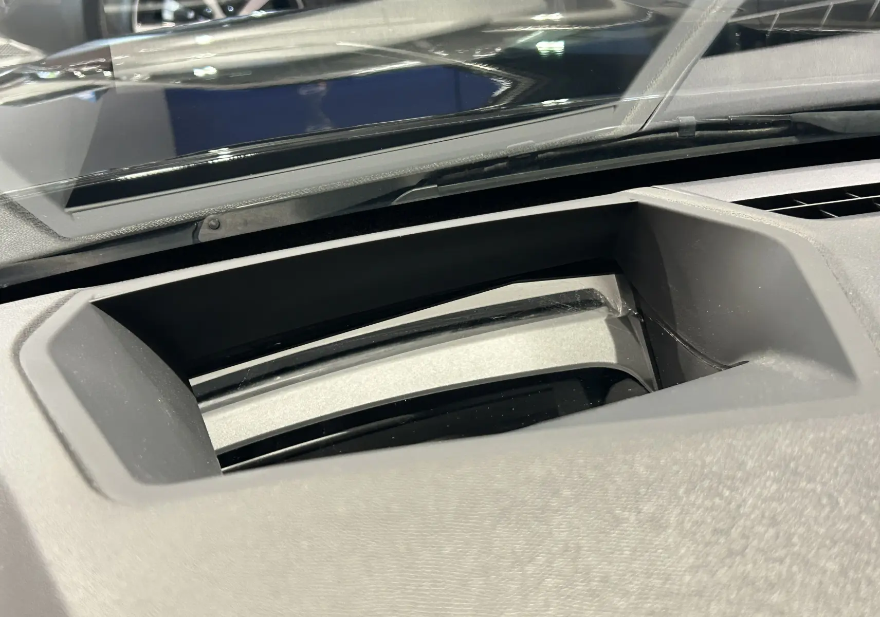 Détail du tableau de bord du DS4 2024 montrant l'écran tête haute encastré derrière le pare-brise.