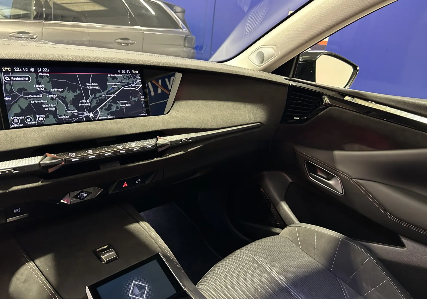 Intérieur côté passager du DS4 2024 noir Perla Nera avec tableau de bord numérique et finition cuir sombre.