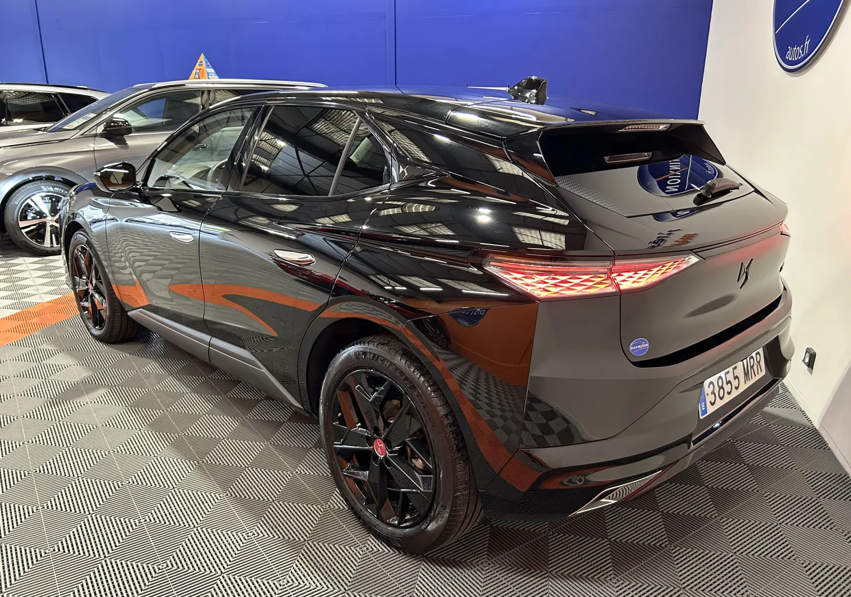 Vue 3/4 arrière droite d'une DS4 noire Perla Nera avec feux arrière LED et jantes noires distinctives.