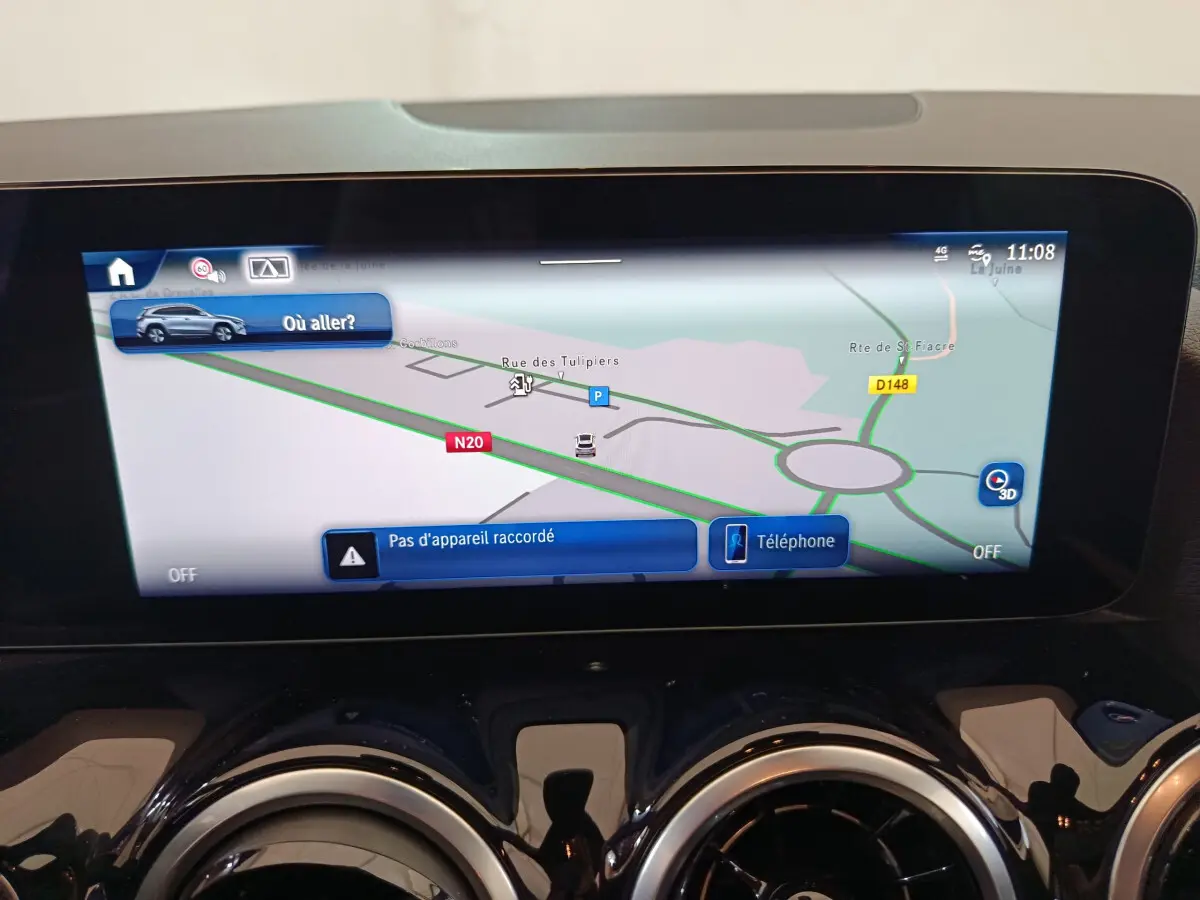 Écran tactile central du tableau de bord du Mercedes GLA 250 e Business Line 2024 affichant la navigation GPS.