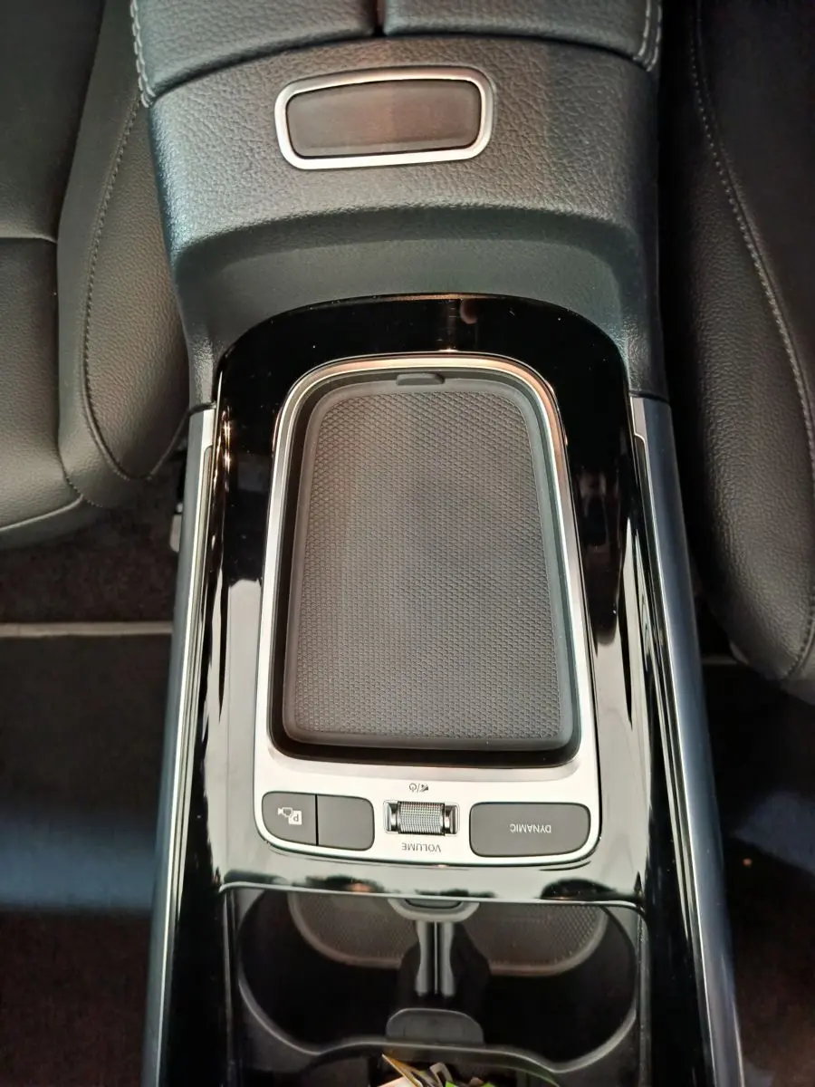 Vue plongeante sur la console centrale noire brillante du Mercedes GLA 250 e avec pavé tactile et commandes volume et Dynamic.