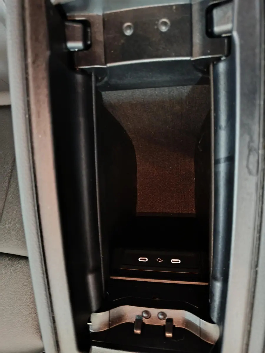 Vue rapprochée de la console centrale intérieure du Mercedes GLA 250 e Business Line 2024, avec ports USB visibles.