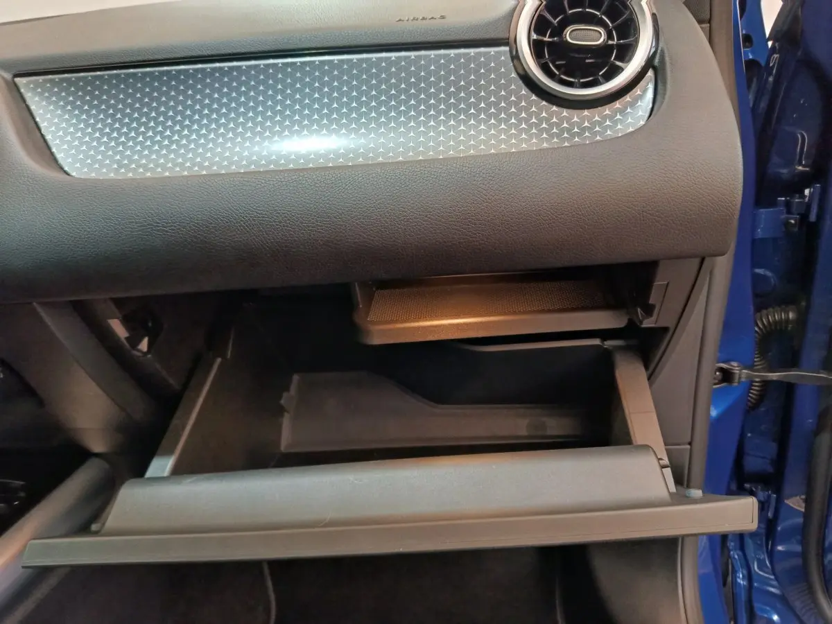 Gant de boîte à gants ouvert côté passager du Mercedes GLA 250 e Business Line bleu 2024, intérieur noir.