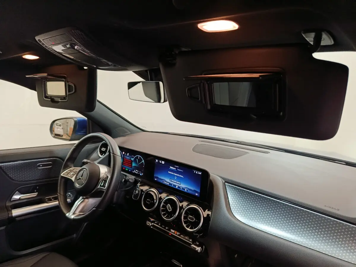 Intérieur du Mercedes GLA 250 e Business Line 2024 vu côté conducteur, tableau de bord moderne avec écran tactile double.