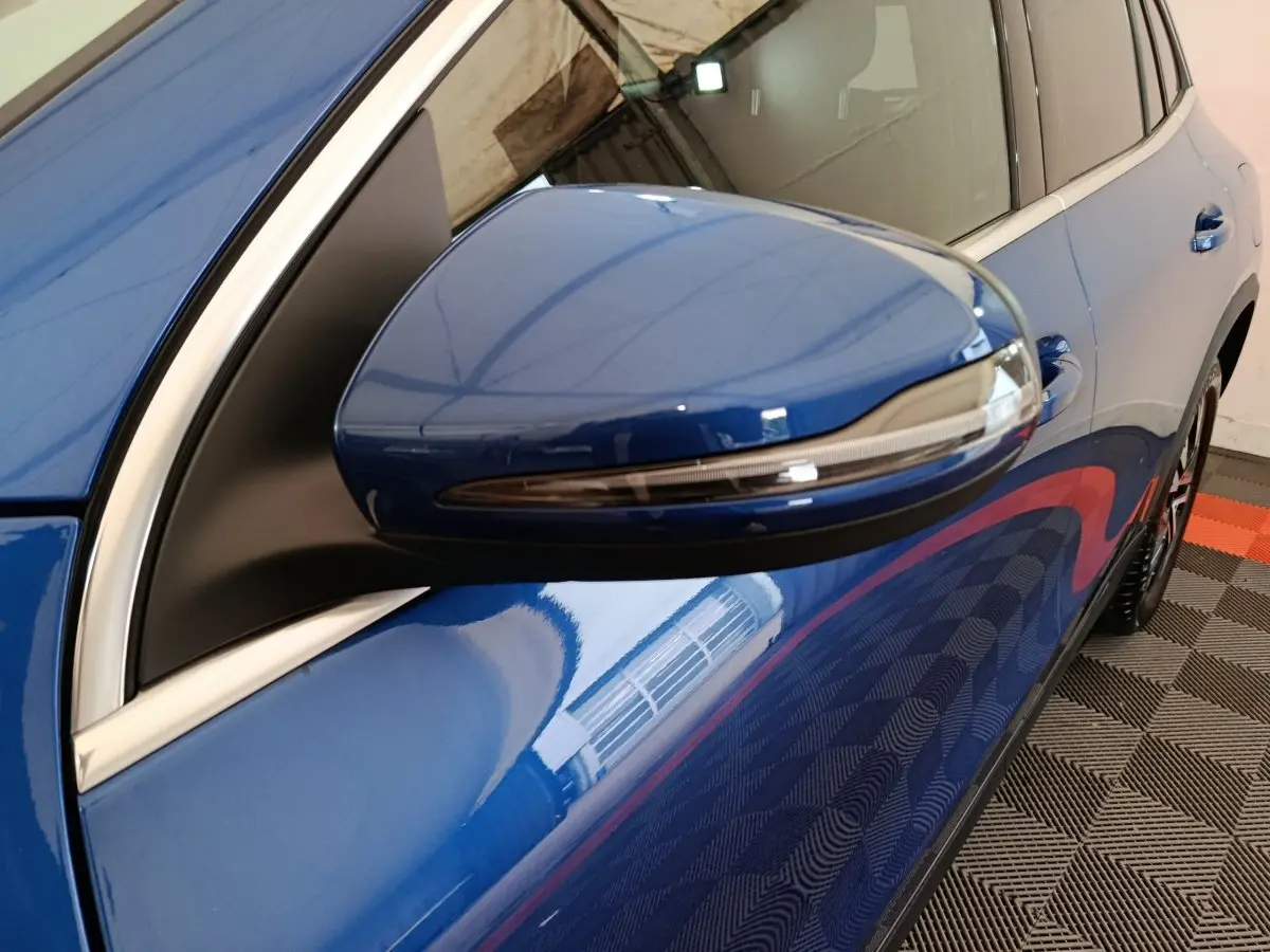 Rétroviseur droit bleu brillant du Mercedes GLA 250 e Business Line 2024 avec clignotant intégré, vue rapprochée côté passager.