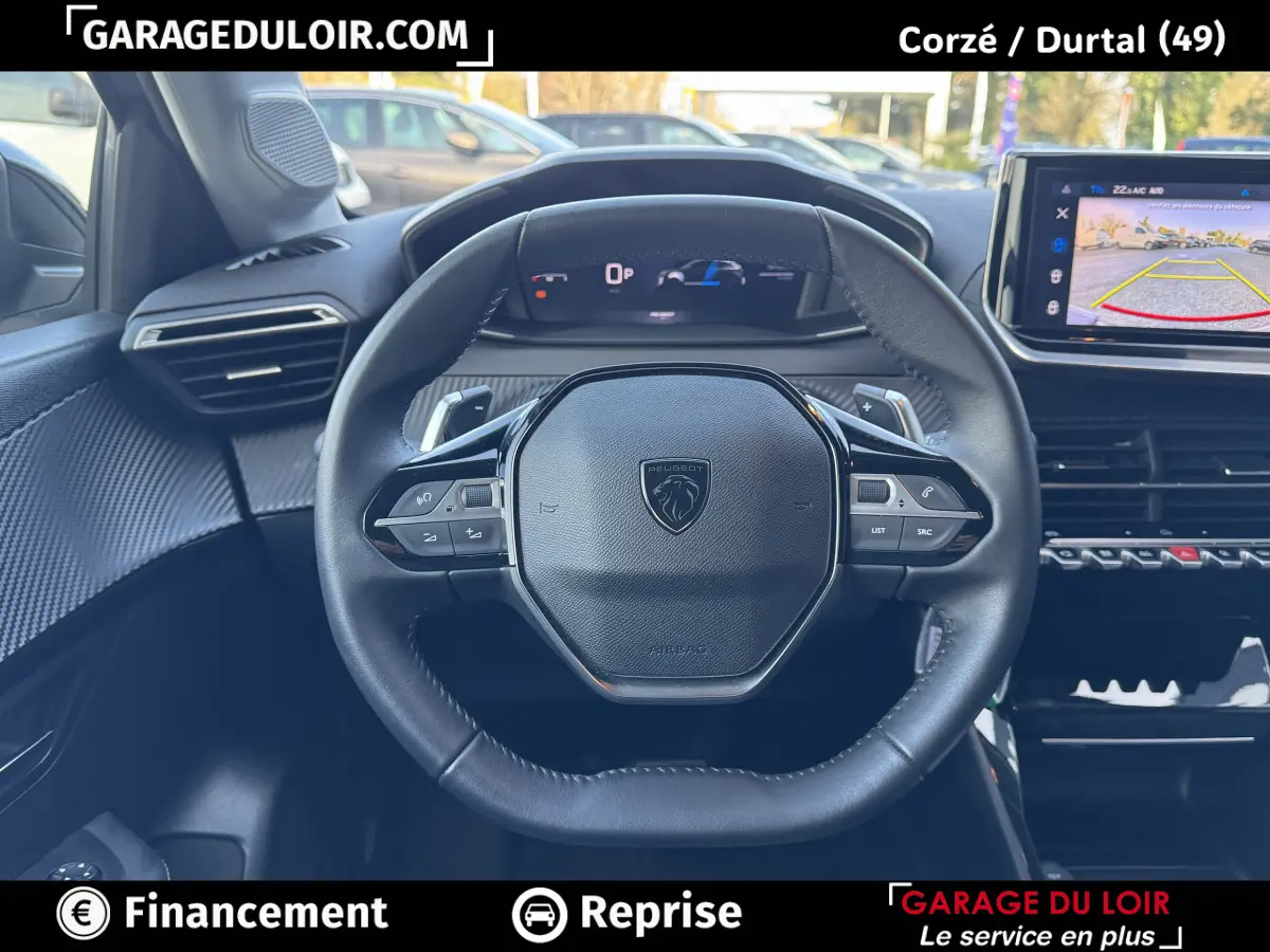 Vue intérieure centrée sur le volant cuir noir du Peugeot 208 Hybrid 110, avec tableau de bord numérique et écran tactile.