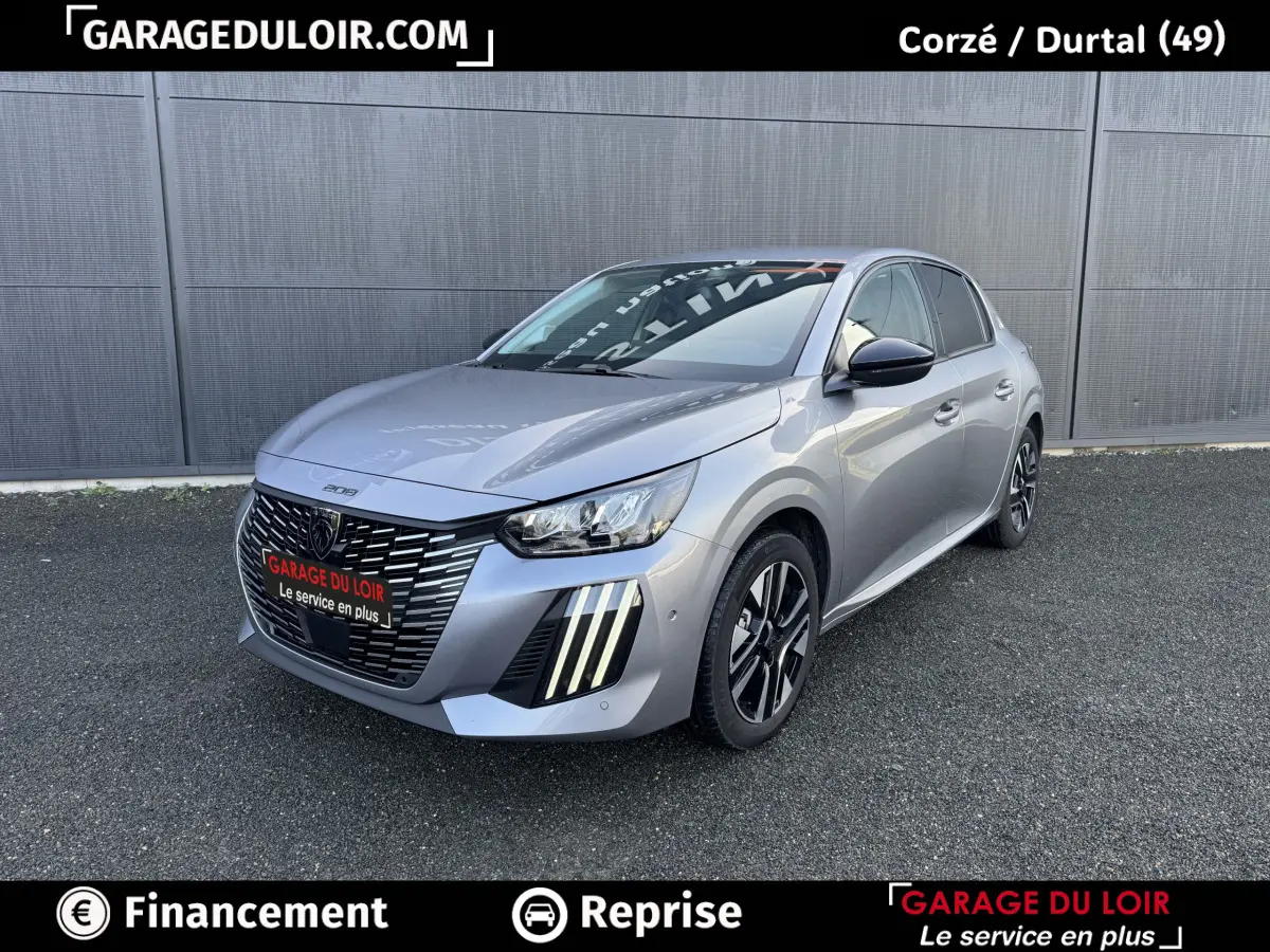 Peugeot 208 Hybrid gris clair vue 3/4 avant droit, avec calandre noire et feux LED verticaux distinctifs.