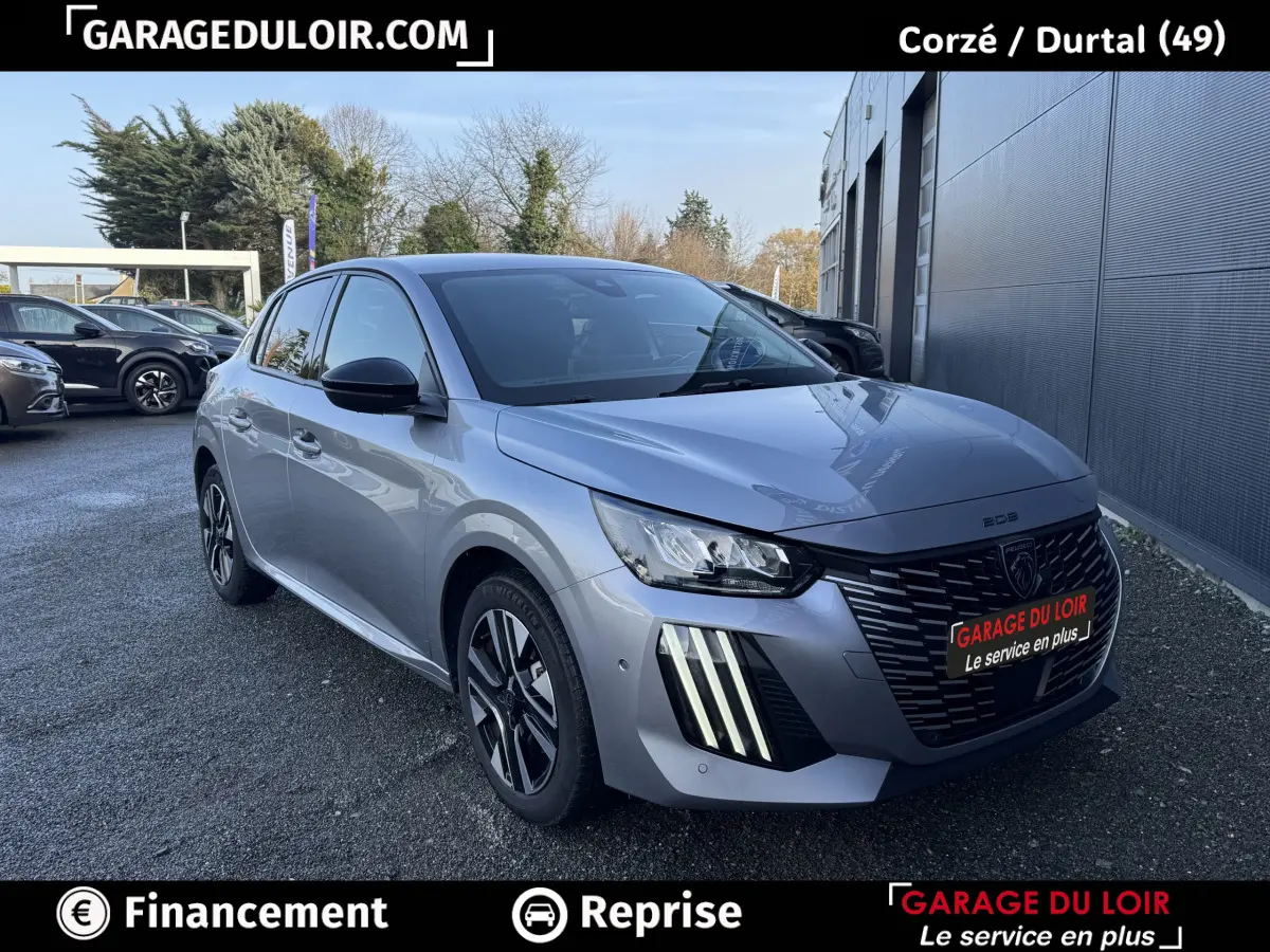 Peugeot 208 Hybrid gris clair vue 3/4 avant droit, avec phares LED et calandre noire distinctive.