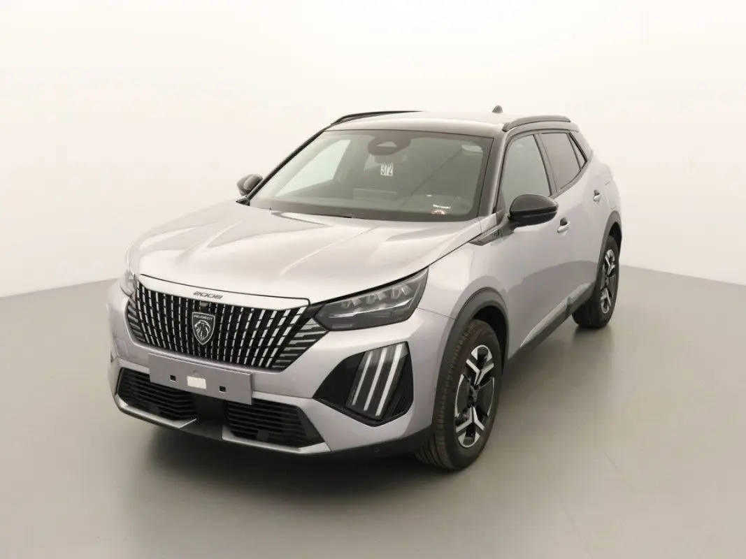 Peugeot 2008 gris Artense toit noir en 3/4 avant droit, mettant en valeur la calandre distinctive et les feux LED verticaux.