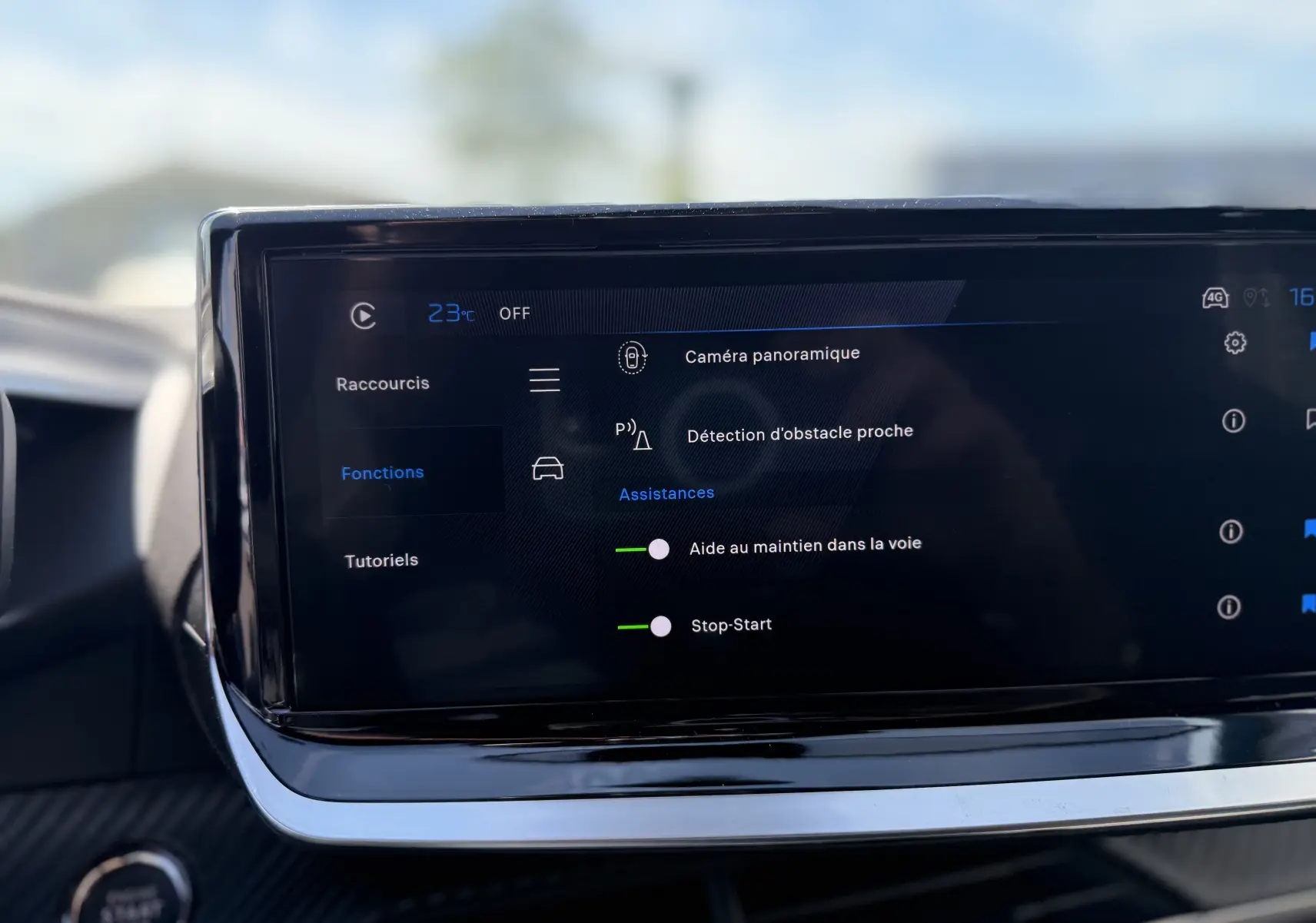 Écran tactile central du Peugeot 2008 Hybrid 145ch GT 2025 affichant les assistances à la conduite, intérieur noir.