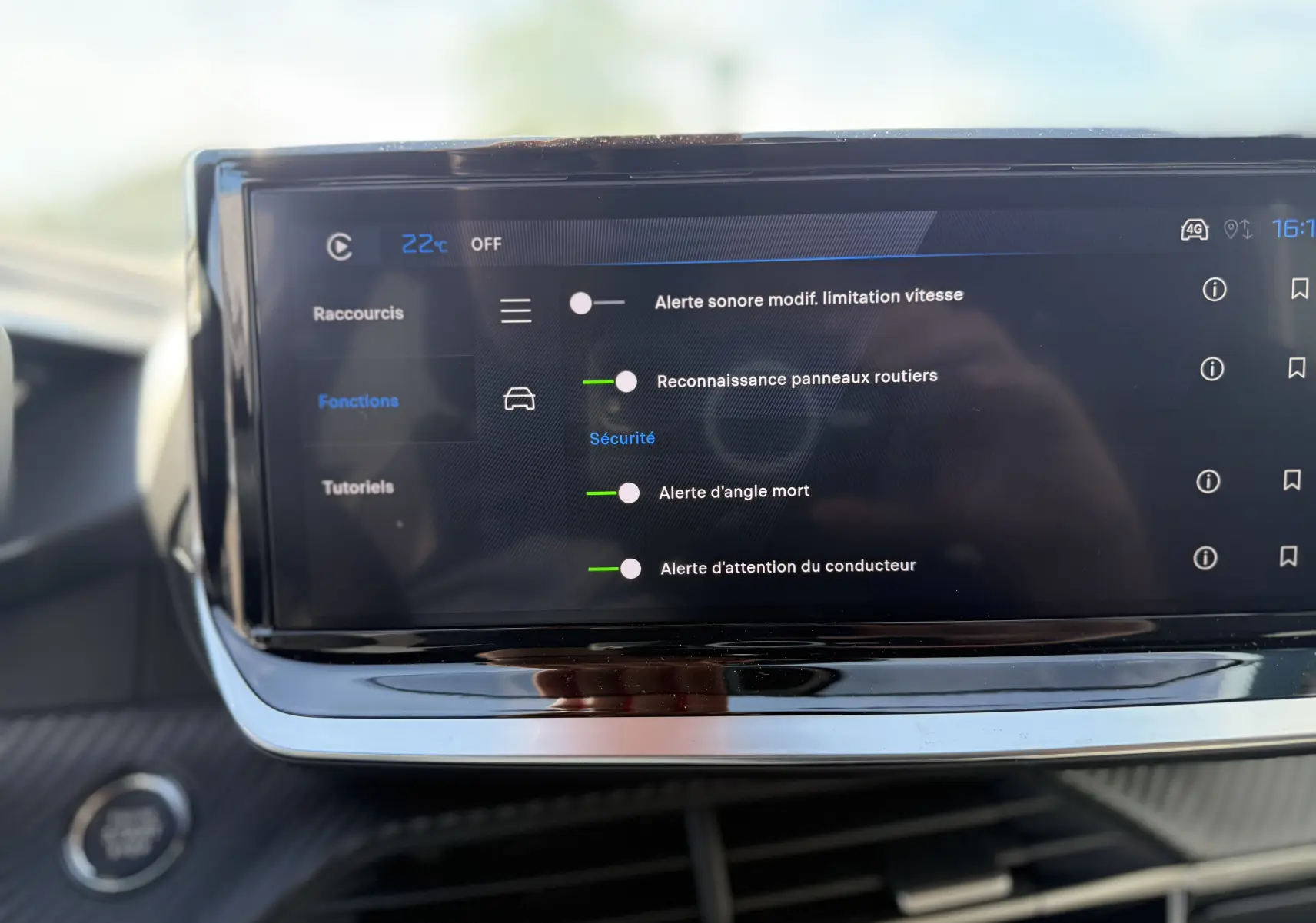 Écran tactile central du Peugeot 2008 Hybrid 145ch GT 2025 affichant les réglages d’alertes de sécurité.