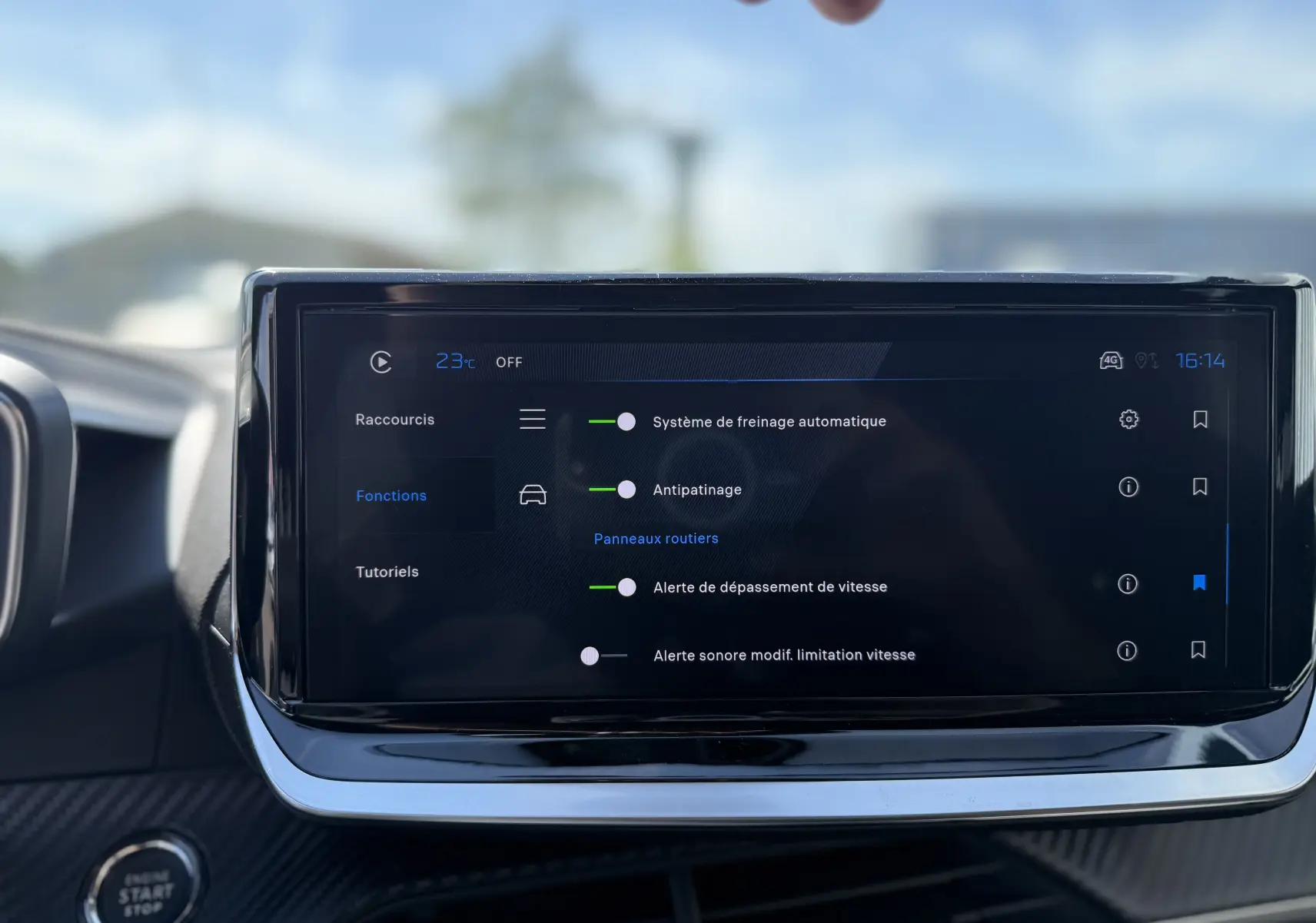 Écran tactile central du Peugeot 2008 Hybrid 145ch GT 2025 affichant les réglages d’aides à la conduite.