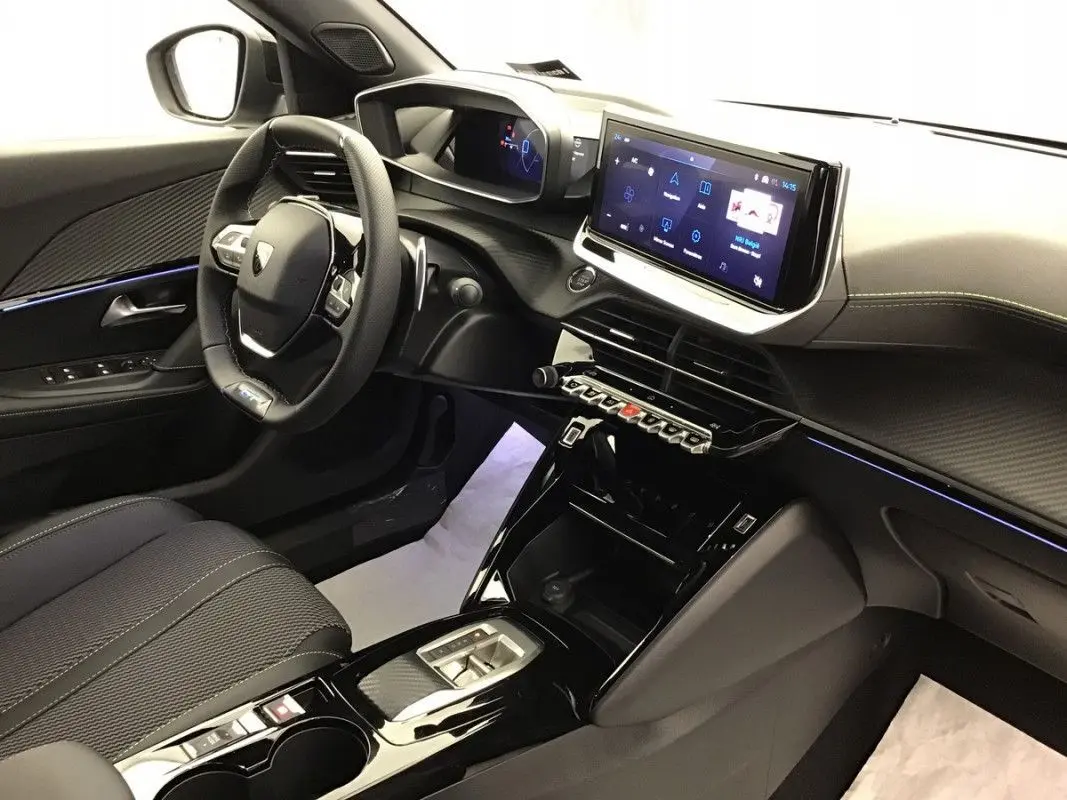 Vue intérieure côté conducteur du Peugeot 2008 Hybrid 145ch GT 2025, avec tableau de bord numérique et écran tactile central.