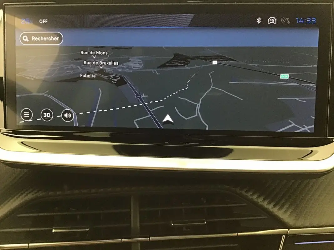 Écran tactile du système de navigation du Peugeot 2008 Hybrid 145ch GT, affichant une carte en mode nuit.