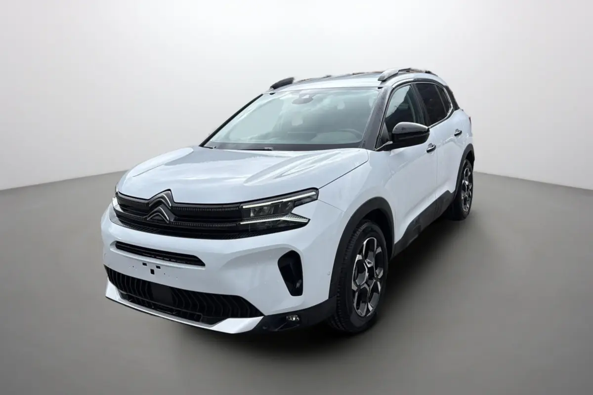 Citroën C5 Aircross Hybrid blanc okénite en 3/4 avant droit avec barres de toit et jantes alu 18 pouces.