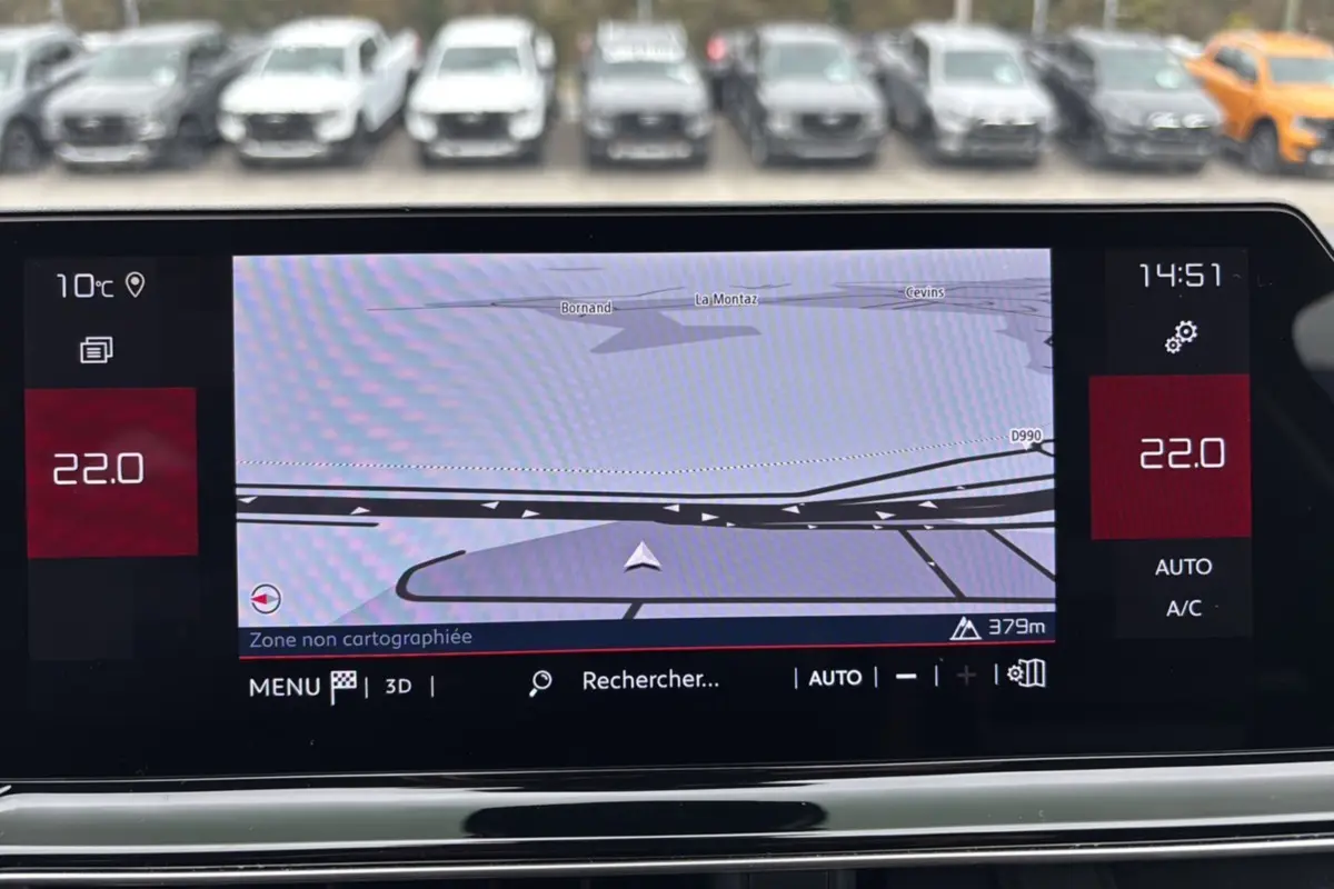 Écran tactile central du tableau de bord du Citroën C5 Aircross blanc, affichant la navigation GPS.