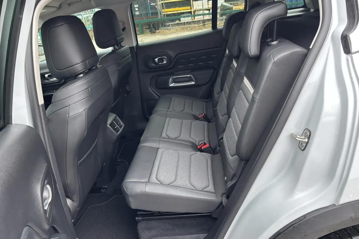 Vue intérieure côté droit sur les sièges arrière individuels gris et noir du Citroën C5 Aircross blanc okénite.