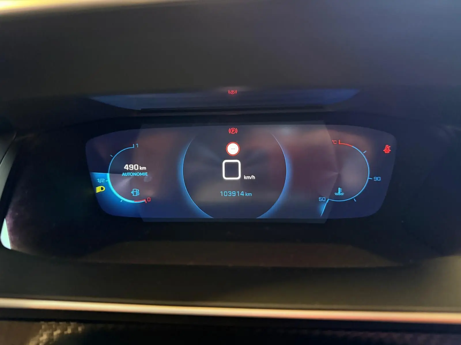 Affichage numérique du tableau de bord Peugeot 2008 2020 montrant vitesse, autonomie et température moteur.