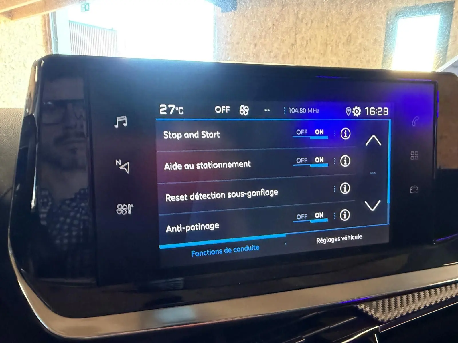 Écran tactile central du Peugeot 2008 1.5 BlueHDi 100 Allure affichant les réglages d’aide à la conduite.