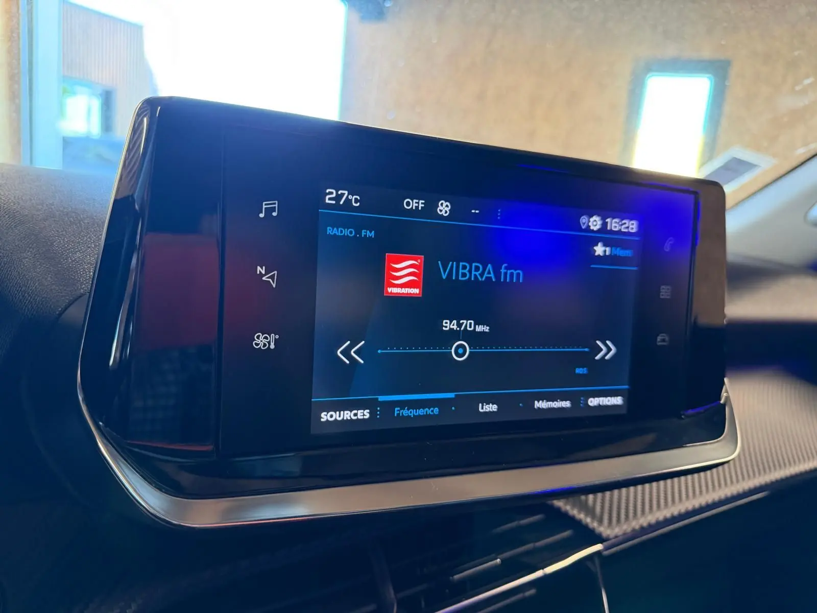 Écran tactile central du tableau de bord du Peugeot 2008 2020 affichant la radio VIBRA fm à 94,7 MHz.