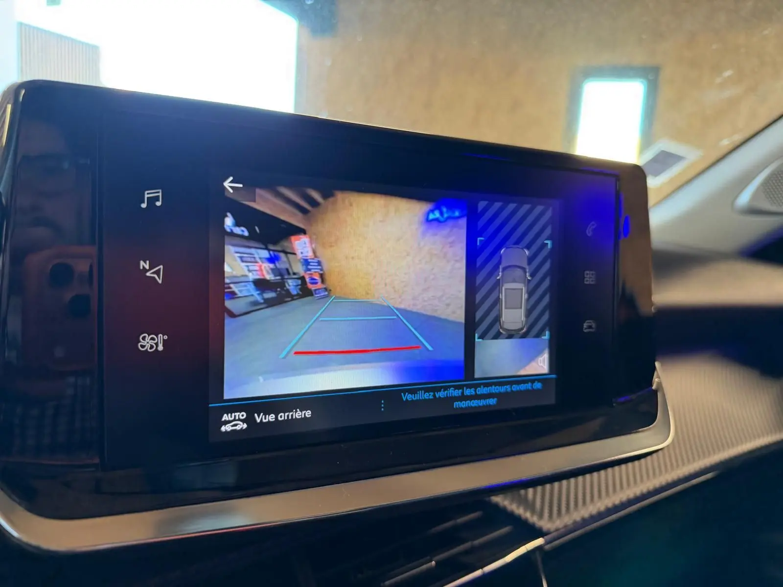 Écran tactile intérieur du Peugeot 2008 2020 montrant la caméra de recul avec affichage des aides au stationnement.