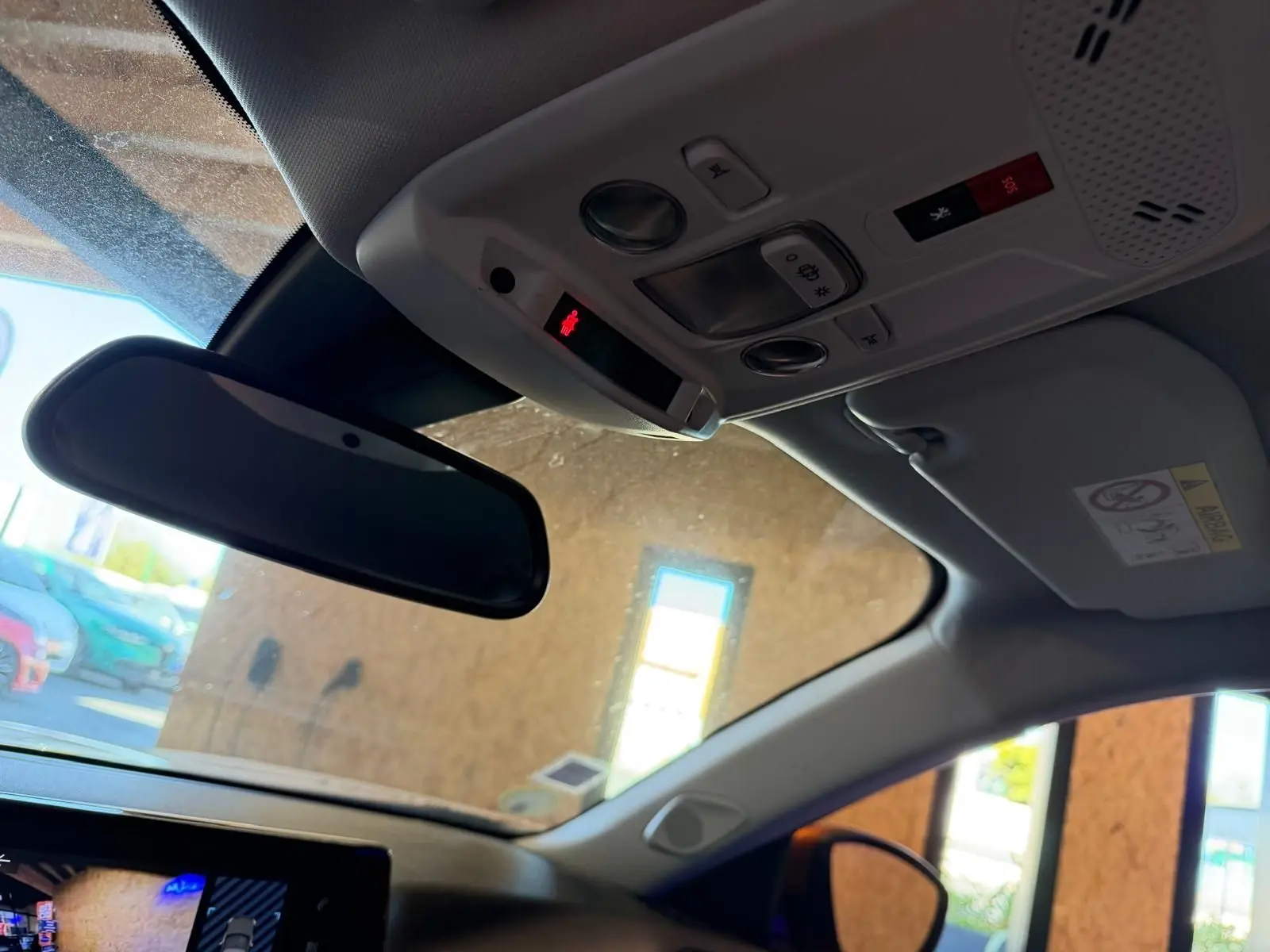 Vue intérieure du plafond avant et rétroviseur intérieur du Peugeot 2008 1.5 BlueHDi 100 Allure de 2020.