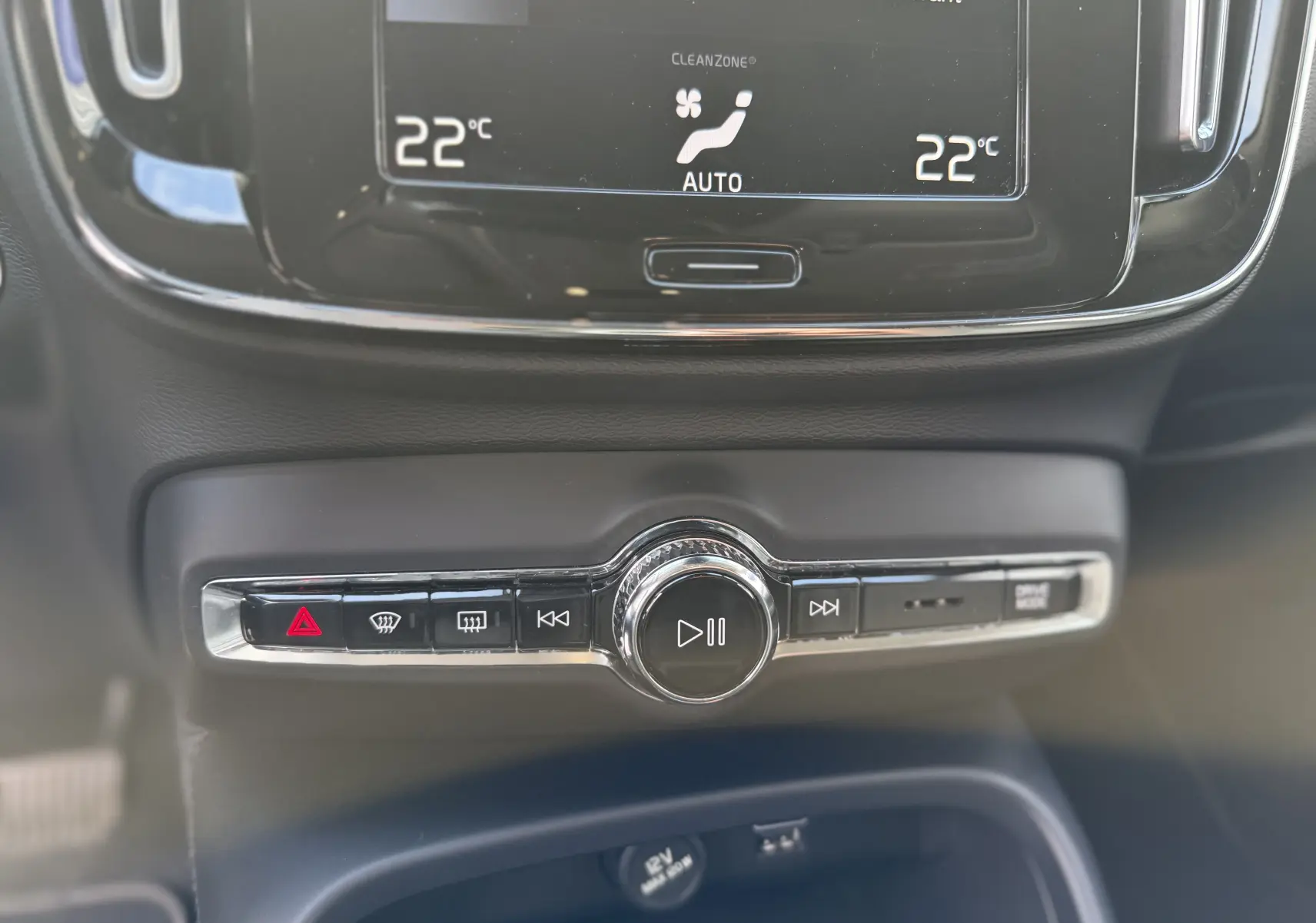 Vue rapprochée de la console centrale du Volvo XC40 blanc, montrant les commandes multimédia et climatisation à 22°C.