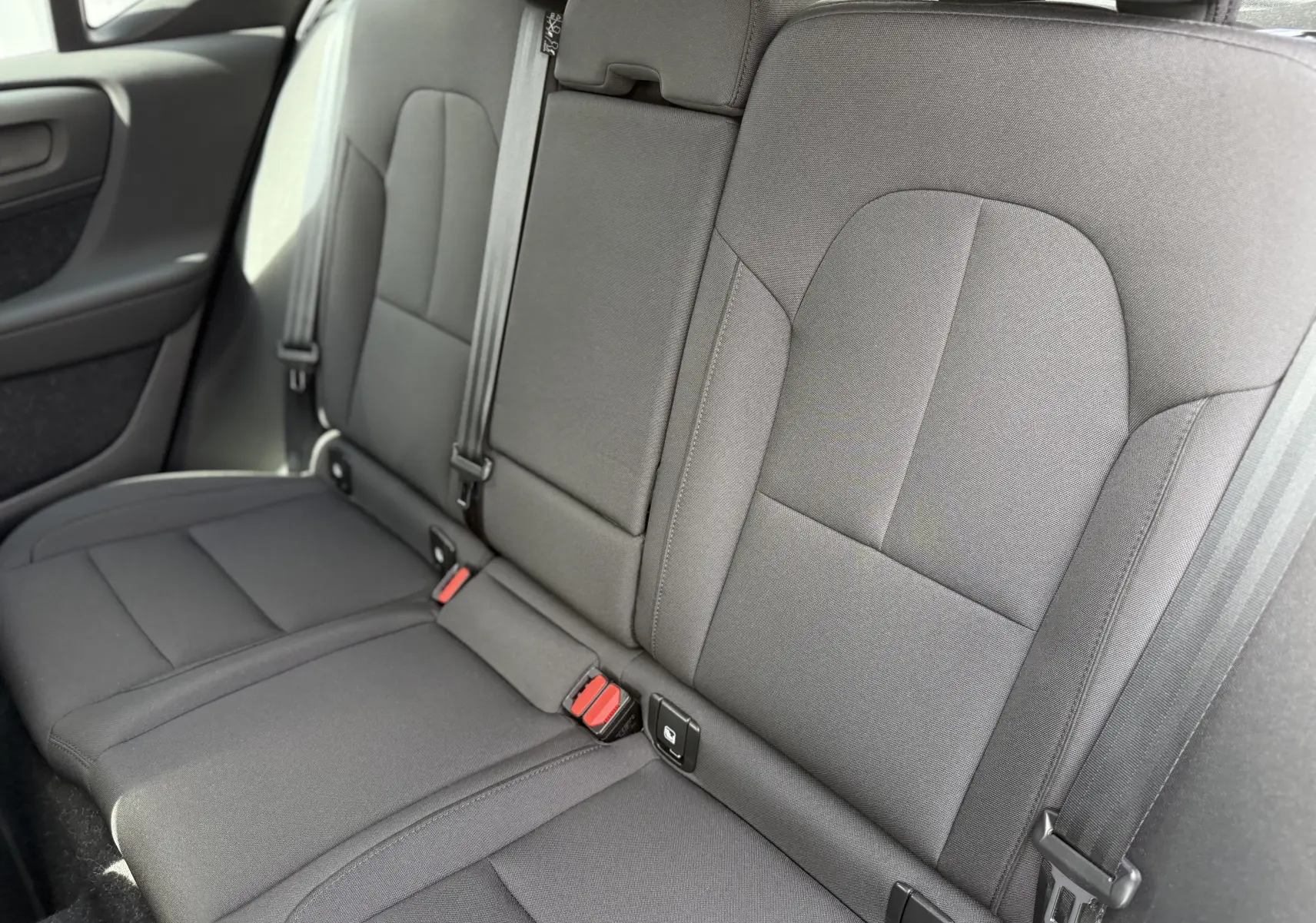 Vue intérieure du siège arrière droit en tissu gris noir du Volvo XC40 hybride rechargeable 2020.