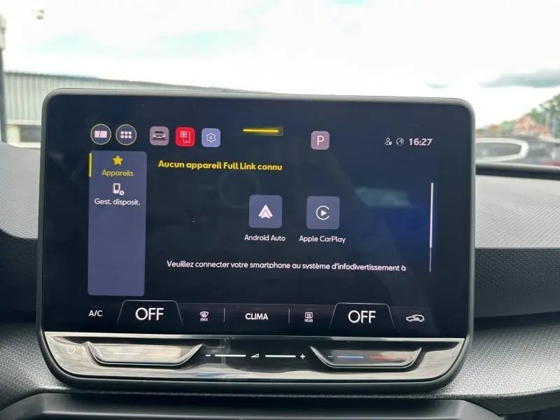 Écran tactile central du tableau de bord du SEAT LEON noir, affichant les options Android Auto et Apple CarPlay.