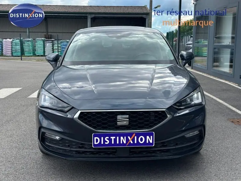 Vue avant d'une SEAT Leon 2.0 TDI noire métallisée, avec calandre hexagonale et phares LED anguleux.