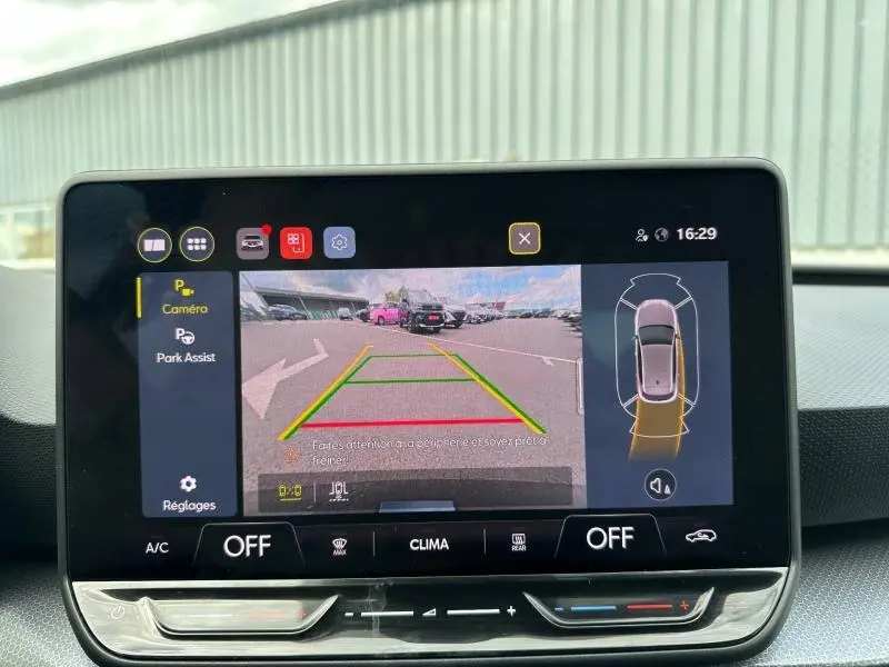 Écran tactile intérieur de la SEAT LEON 2025 montrant la caméra de recul et l’aide au stationnement.