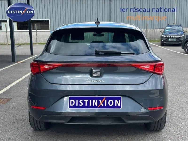 Vue arrière d'une SEAT Leon 2.0 TDI 115ch Style XL noire Minuit métallisée, feux arrière LED et logo central visibles.