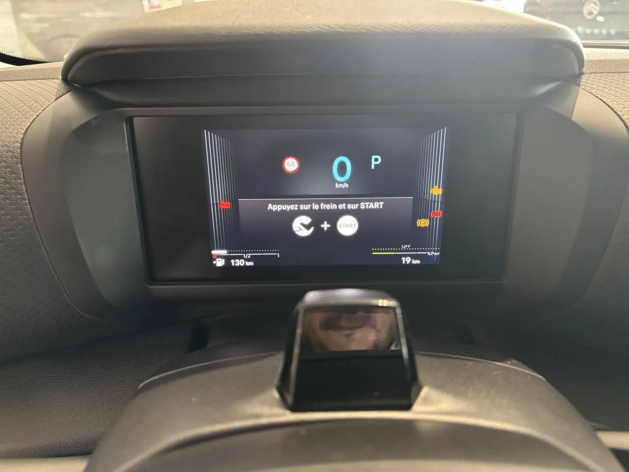 Affichage numérique du tableau de bord de la Citroën C4 hybride, vue frontale centrée sur l'écran de contrôle.