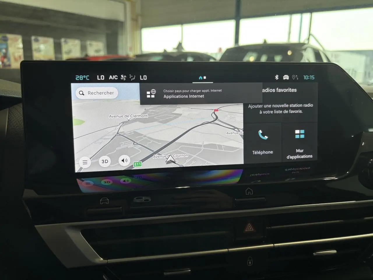 Écran tactile central de la Citroën C4 2026 affichant la navigation 3D et les options multimédia en intérieur.