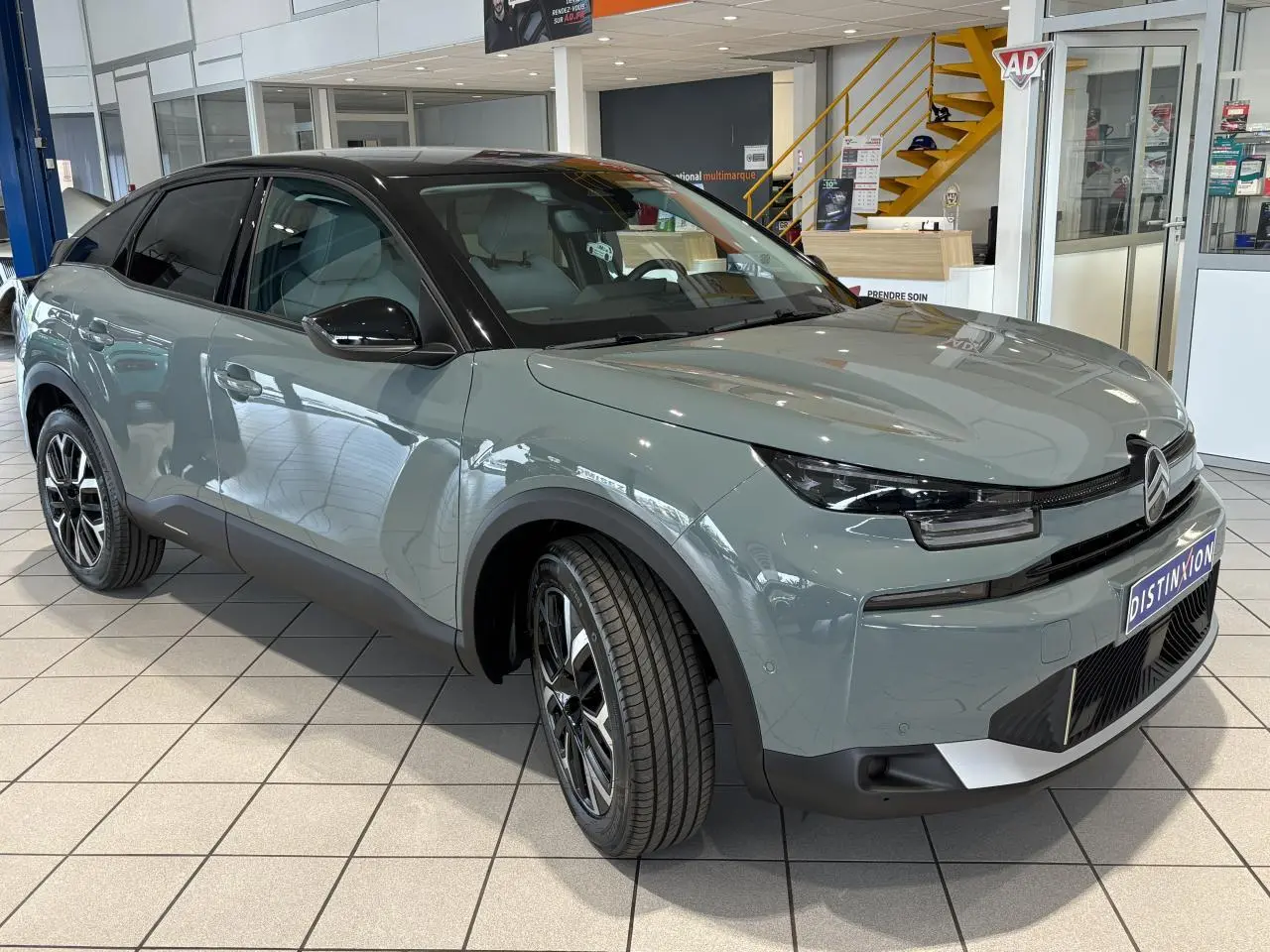 Citroën C4 vert Manhattan Green en 3/4 avant droit avec toit noir bi-ton et jantes alliage 18 pouces.
