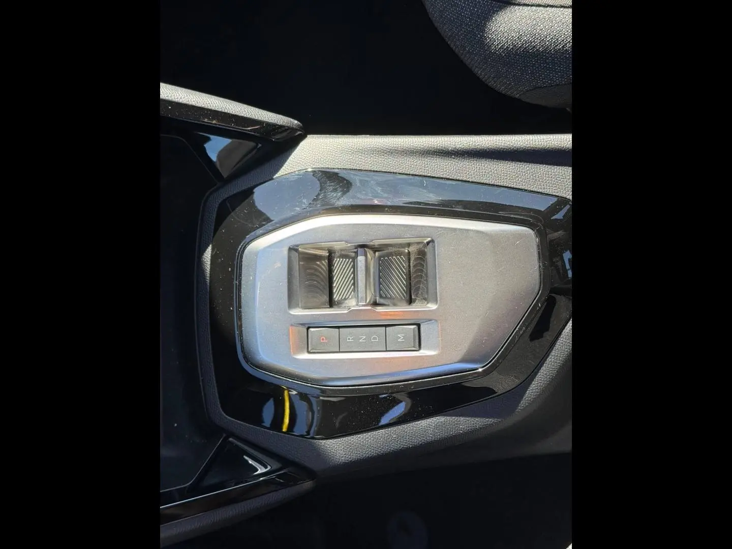 Gros plan sur la commande de boîte automatique gris métallisé de la Peugeot 208 1.2 Hybrid 110ch Style e-DCS6.